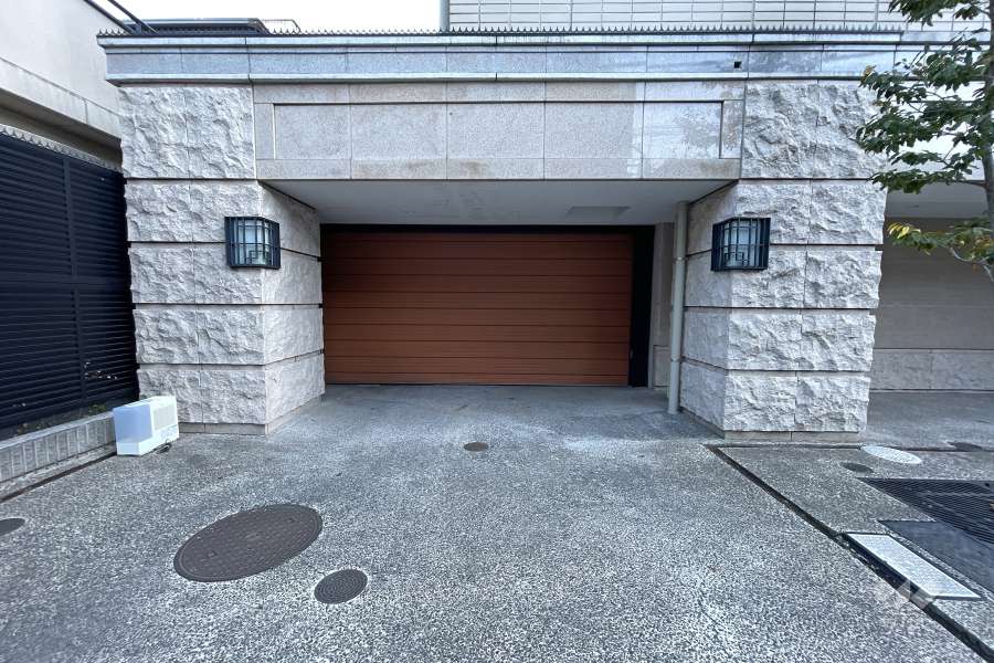 駐車場の出入り口（シャッター付き）