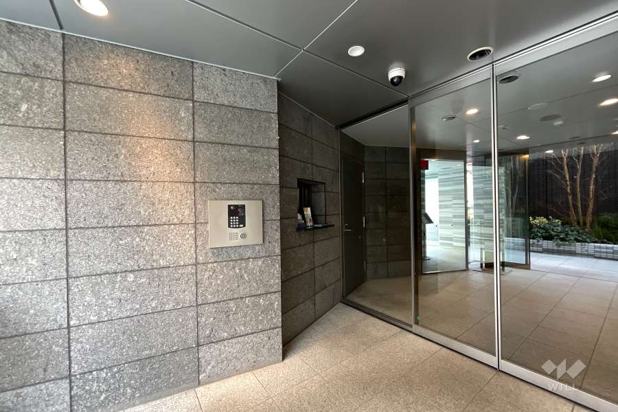 エントランスはオートロック付きです。