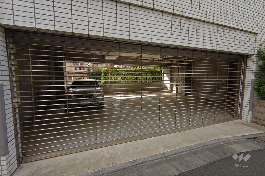 駐車場の出入り口（リングシャッター式）・敷地内駐車場（屋内平面式）