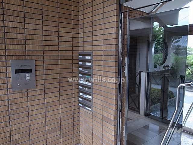 エントランスはオートロック付きです。