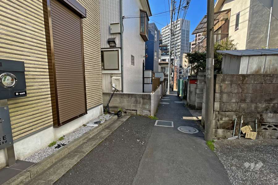 敷地北側の前面道路（東側から）