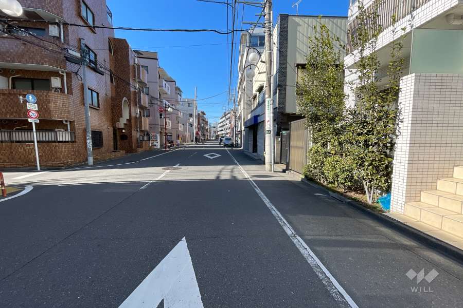 敷地西側の前面道路