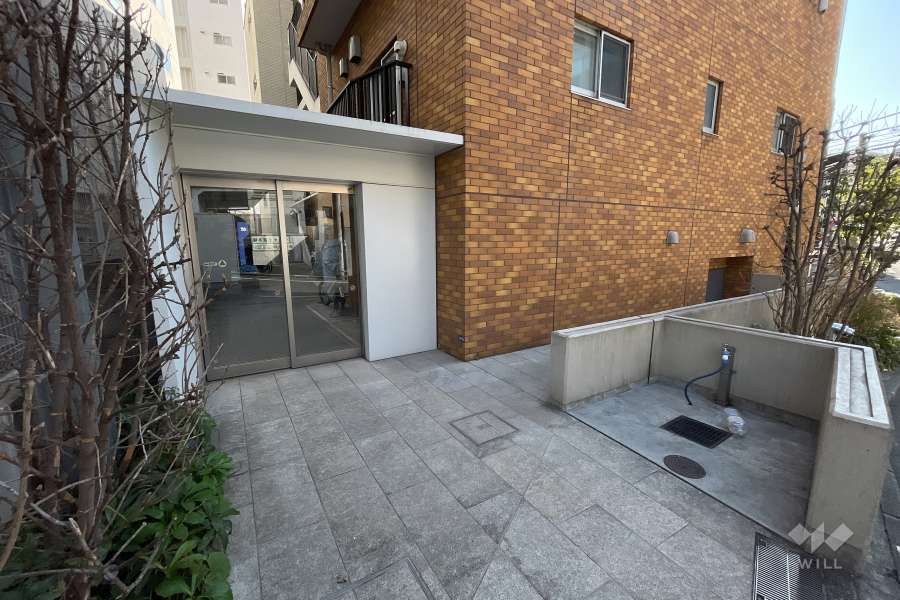 敷地西側入り口