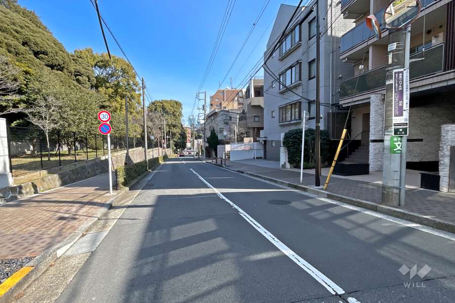 敷地北側の前面道路