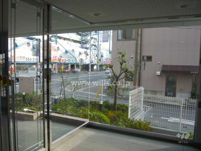 ガラス張りのエントランスホール