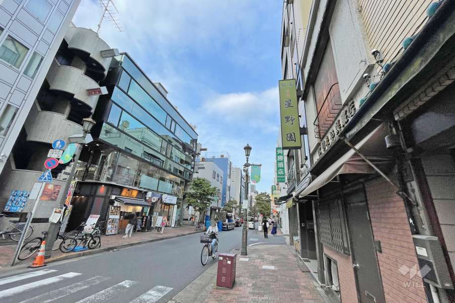 周辺は住宅の他、店舗や事務所、寺院などが混在する街です。