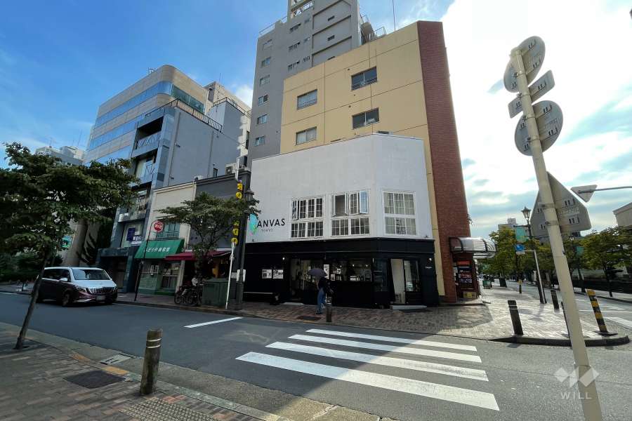 周辺は住宅の他、店舗や事務所、寺院などが混在する街です。