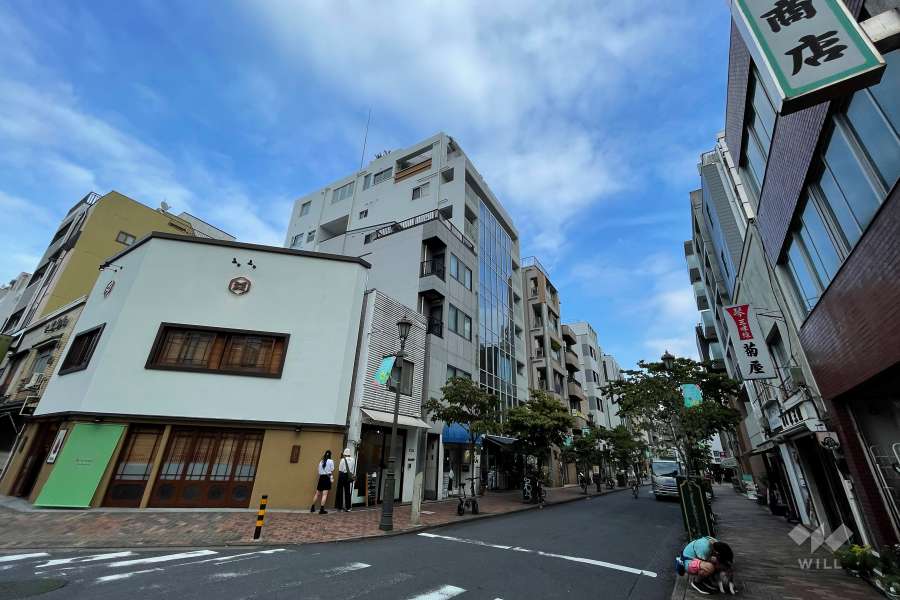周辺は住宅の他、店舗や事務所、寺院などが混在する街です。