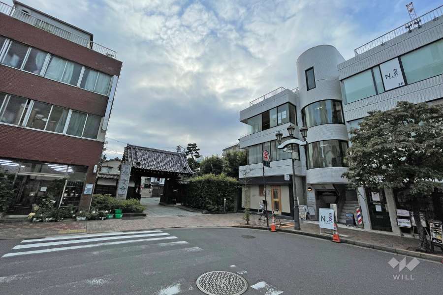 周辺は住宅の他、店舗や事務所、寺院などが混在する街です。