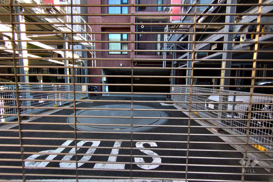 駐車場の出入り口（リングシャッター式）・敷地内駐車場（屋外機械式）