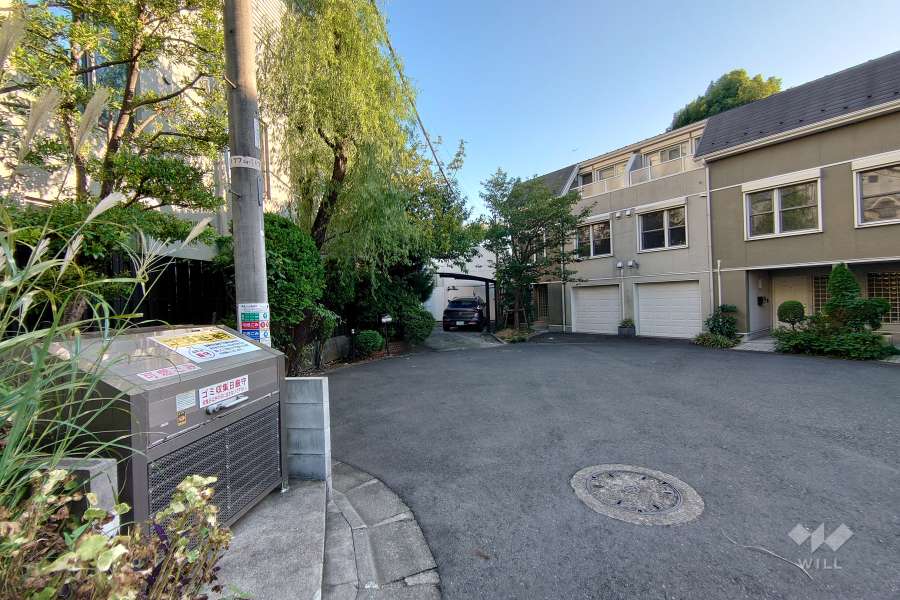 敷地西側の前面道路（北側から）