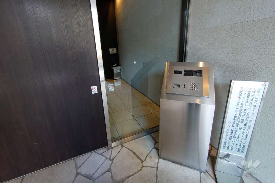 エントランスはオートロック付きです。