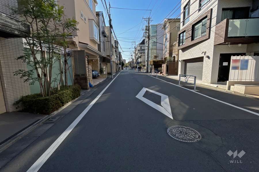 敷地北側の前面道路（東側から）