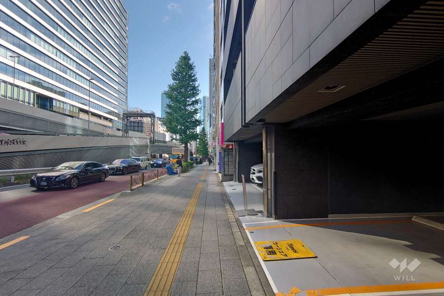 敷地北西側の前面道路（南西側から）