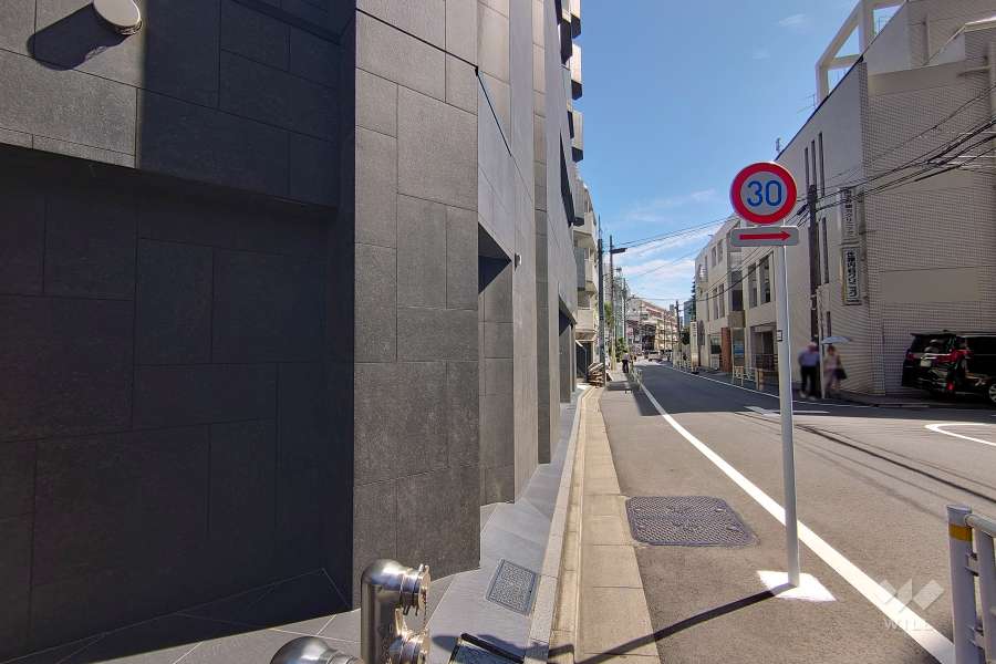 敷地南西側の前面道路（北西側から）