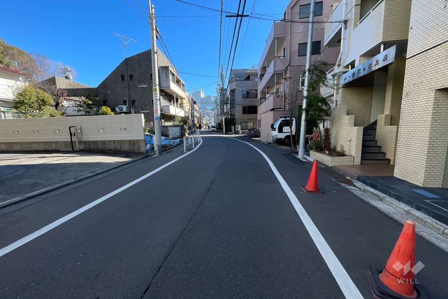 敷地の北西側前面道路（南西側から）