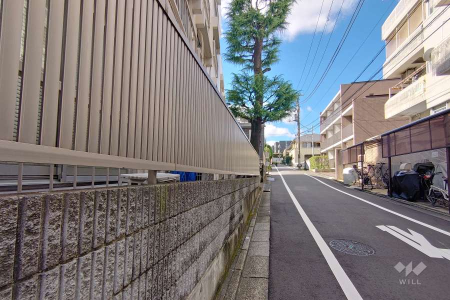 敷地西側の前面道路