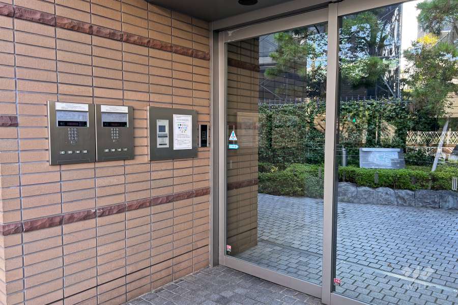 エントランスはオートロック付きです。