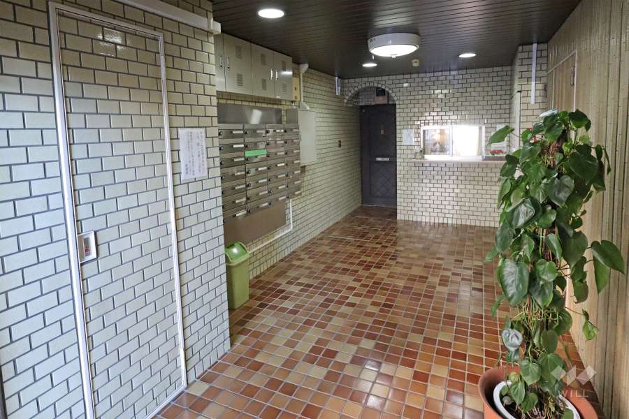 エントランスと共用ポスト