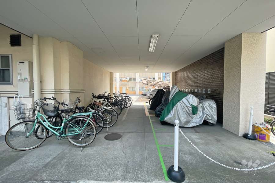 駐輪場とバイク置き場　