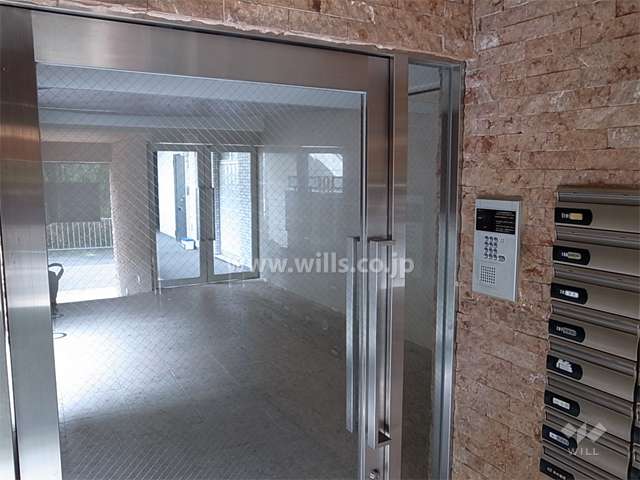 エントランスはオートロック付きです。