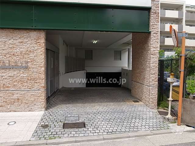 地階にある敷地内駐車場へのアプローチ