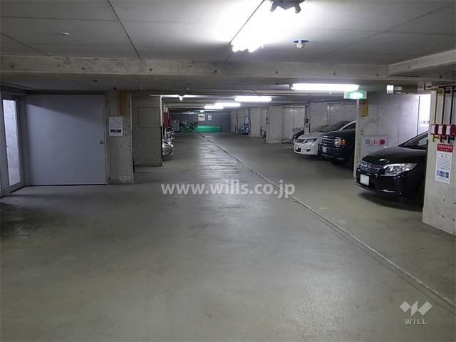 地階にある敷地内駐車場（平面式）