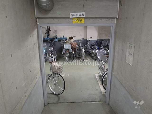 駐車場の奥にある駐輪場