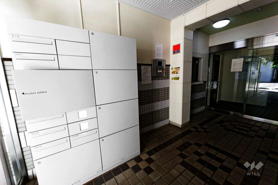 エントランスはオートロック付きです。