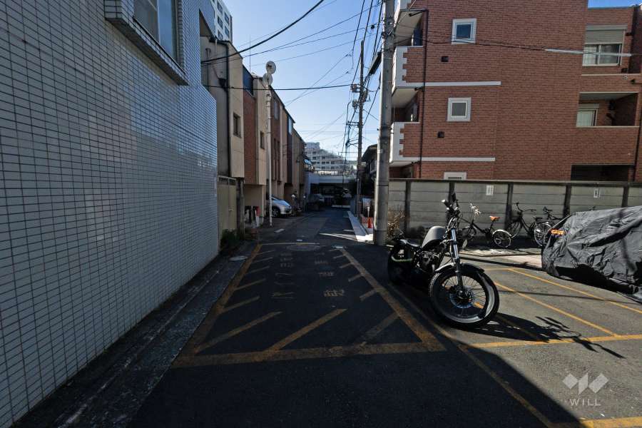 敷地南東側の前面道路（南西側から）