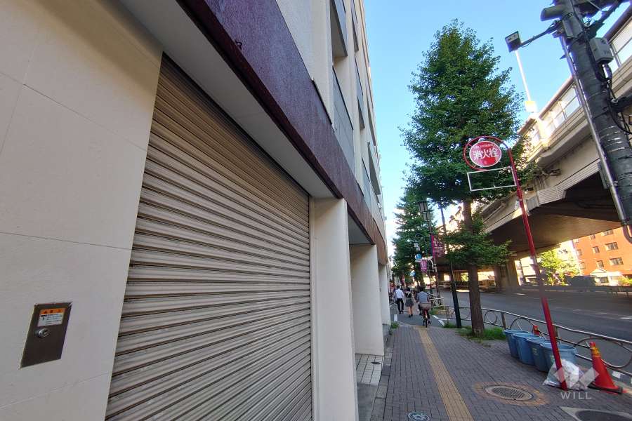 敷地南側の前面道路（西側から）