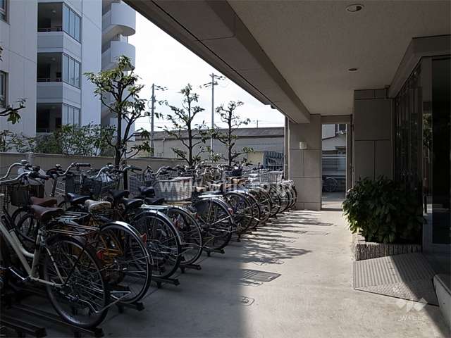 エントランス横の駐輪場
