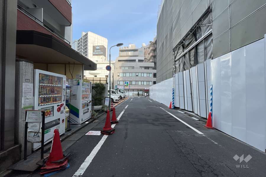 敷地東側の前面道路（南側から）