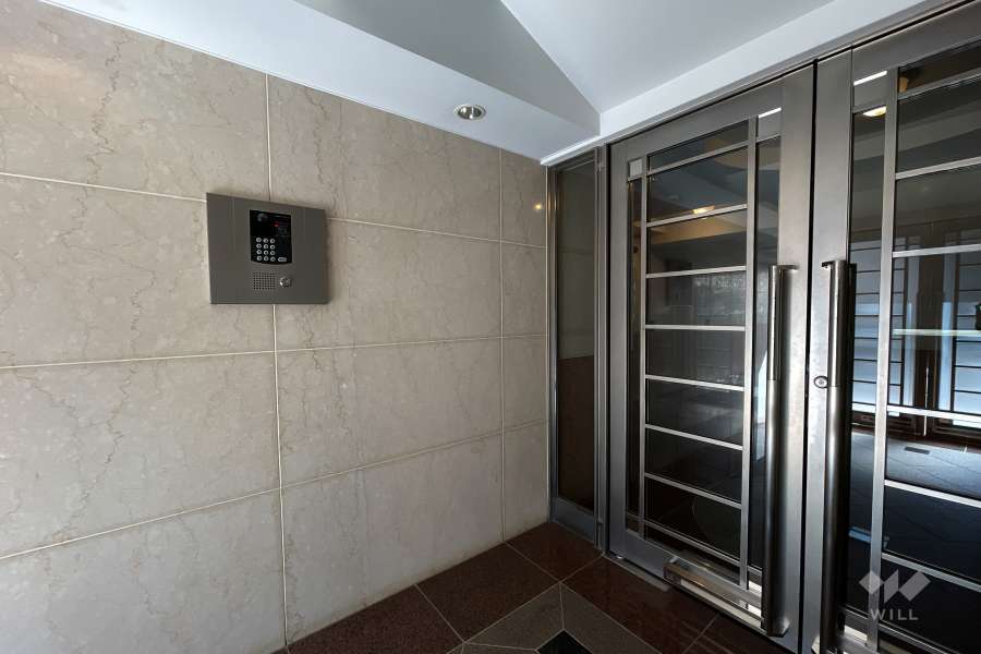 エントランスはオートロック付きです。