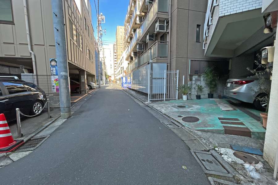 敷地北西側の前面道路（南西側から）