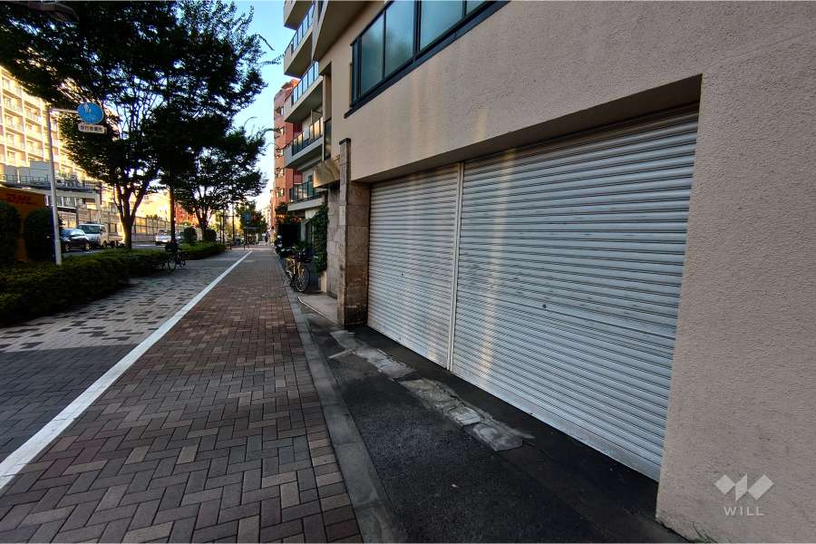 敷地東側の前面道路（北側から）