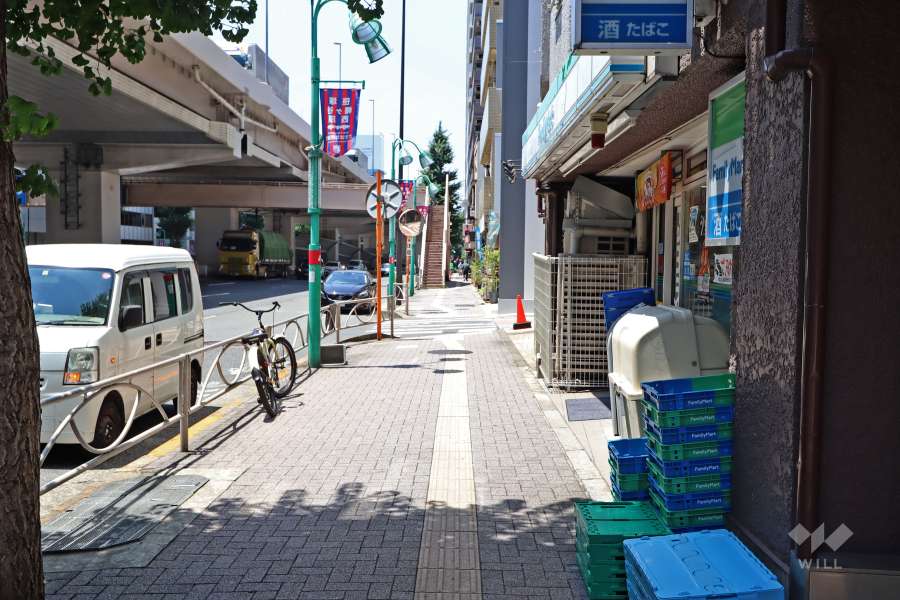 敷地南側の前面道路（東側から）