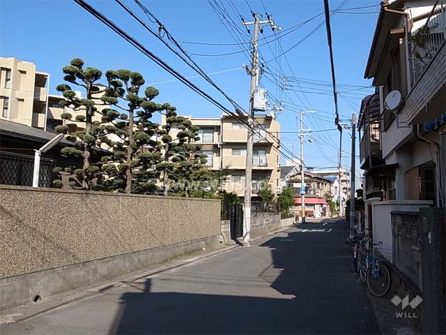 周辺は一戸建てが中心に並ぶ静かな住宅地です。