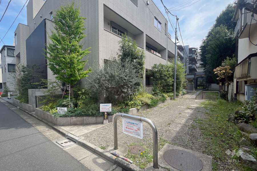 敷地の入り口と敷地北側前面道路