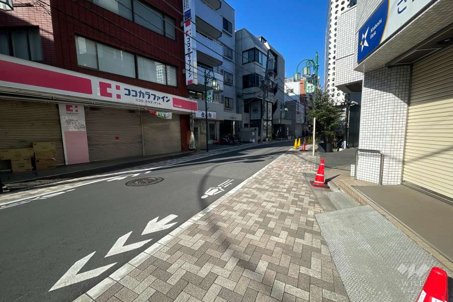 敷地南側の前面道路（東側から）