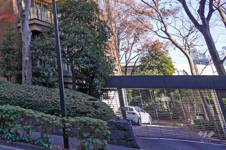 駐車場の出入り口（リングシャッター付き）