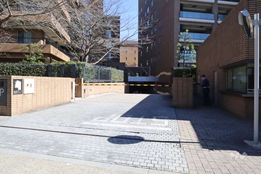 駐車場の出入り口（ゲート付き）