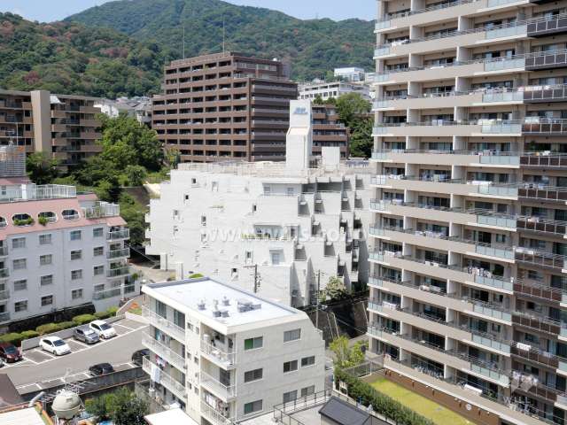 周辺はマンションが立ち並ぶ住宅地