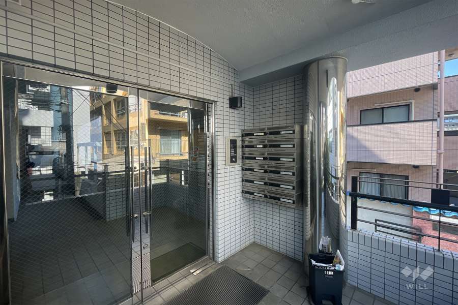 エントランスはオートロック付きです。