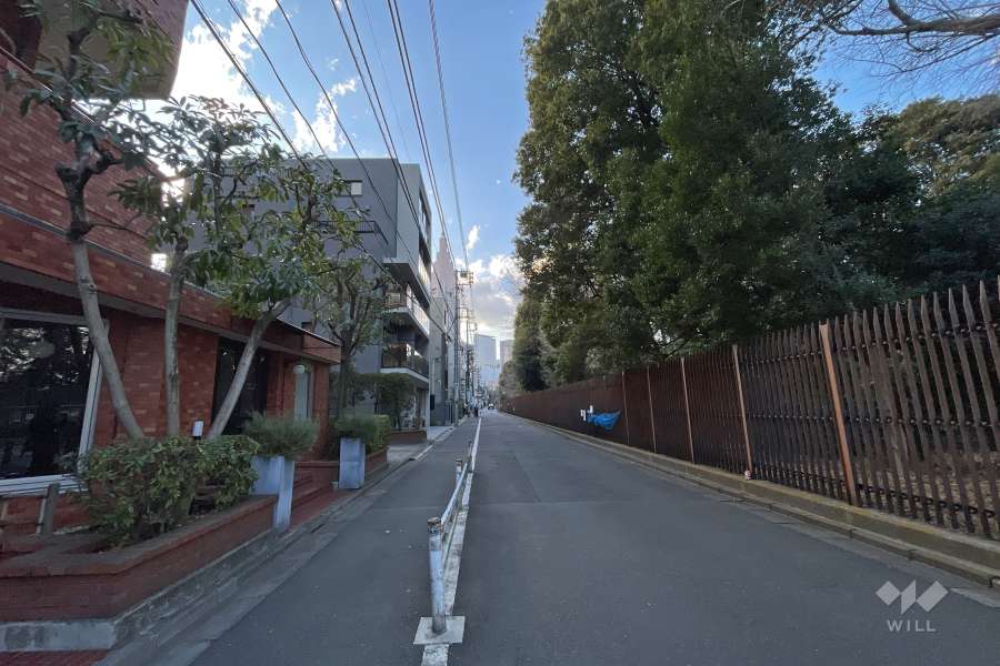 敷地北側は『新宿御苑』に面しています。