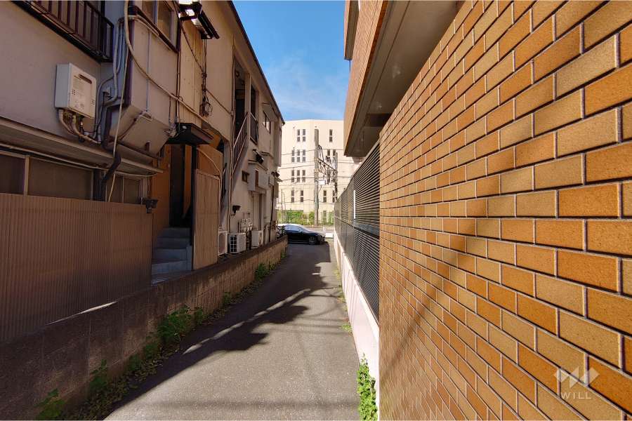 敷地南側の通路（東側から）