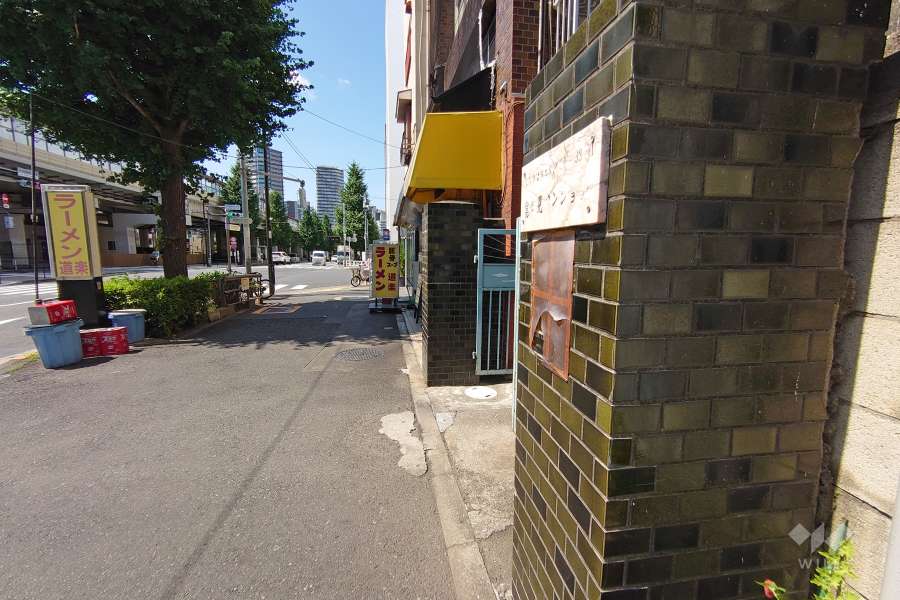 敷地西側の前面道路（南側から）