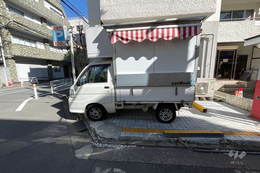 敷地内のキッチンカー