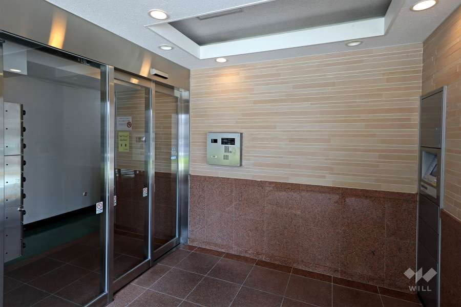 エントランスはオートロック付きです。