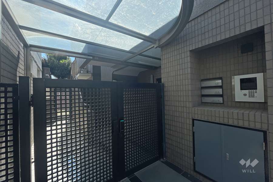 エントランスはオートロック付きです。